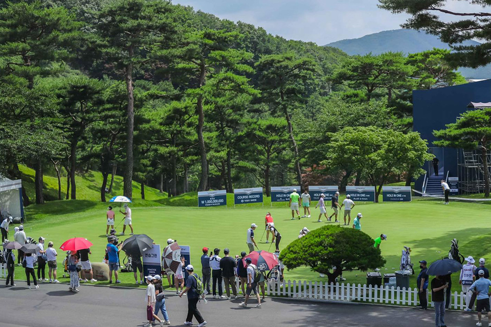 วันแรก ได้พาสมาชิกของ TJDT เข้าชมการแข่งขัน KLPGA รายการ DAEBO hausD Open 